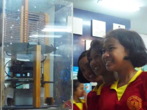 เลนส์เว้า (concave lens)  ศูนย์วิทยาศาสตร์เพื่อการศึกษานครศรีธรรมราช - ความสุขแห่งการเรียนรู้